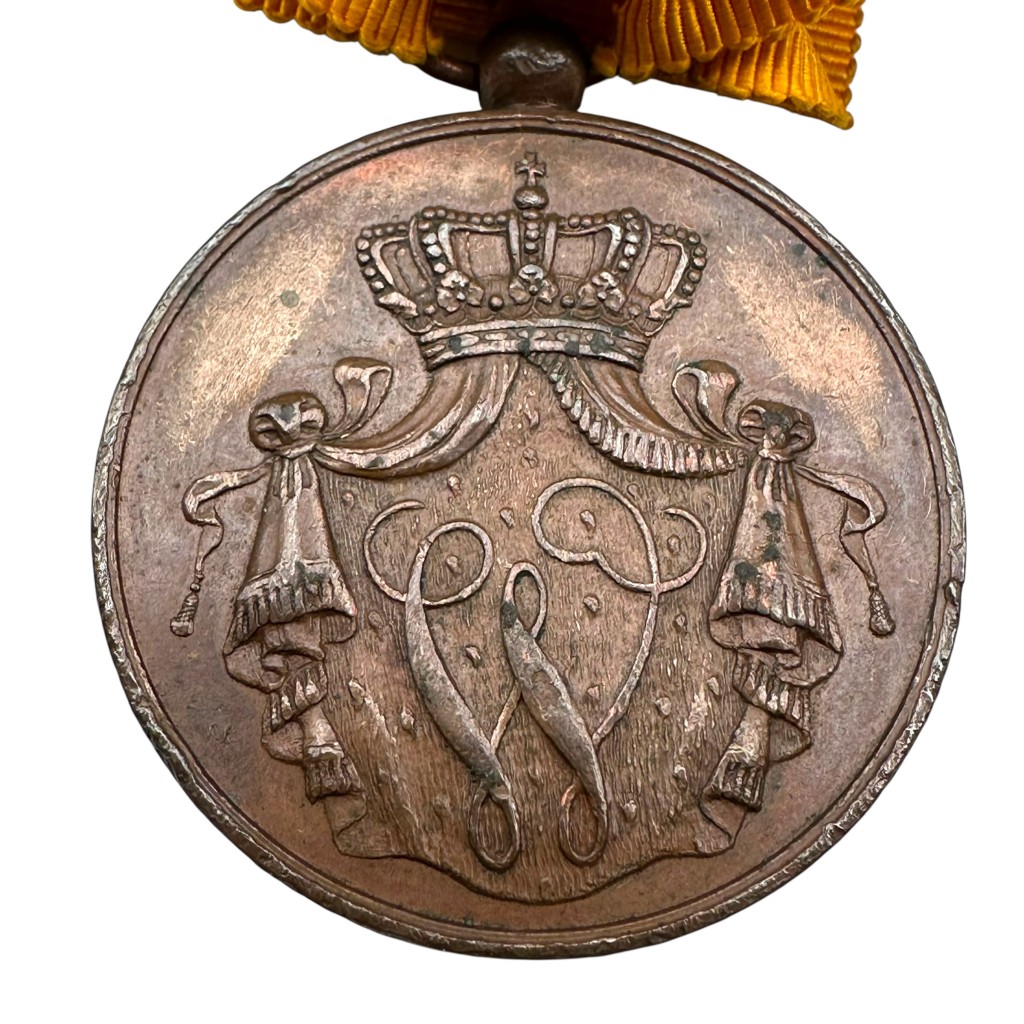 Original Pre 1940 Dutch army 'Voor trouwen dienst' medal in bronze