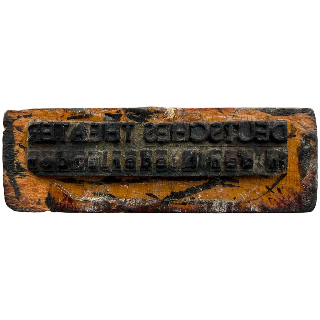 Originele houten WOII stempel “DEUTSCHES THEATER in den Niederlanden” met houten handvat en rubberen stempelblok, zeldzaam Duits bezettingsmemorabilia en historisch administratief object voor verzamelaars van Tweede Wereldoorlog en Nederlandse bezettingsgeschiedenis.