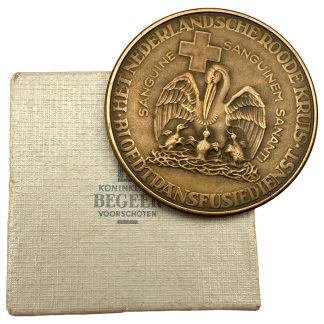 Nederlandse Rode Kruis penning 1939 bloedtransfusiedienst met portret Dr. Karl Landsteiner in originele Begeer doos – zeldzame pre-1940 bronzen herdenkingspenning voor verzamelaars van Rode Kruis memorabilia en historische Nederlandse penningen.