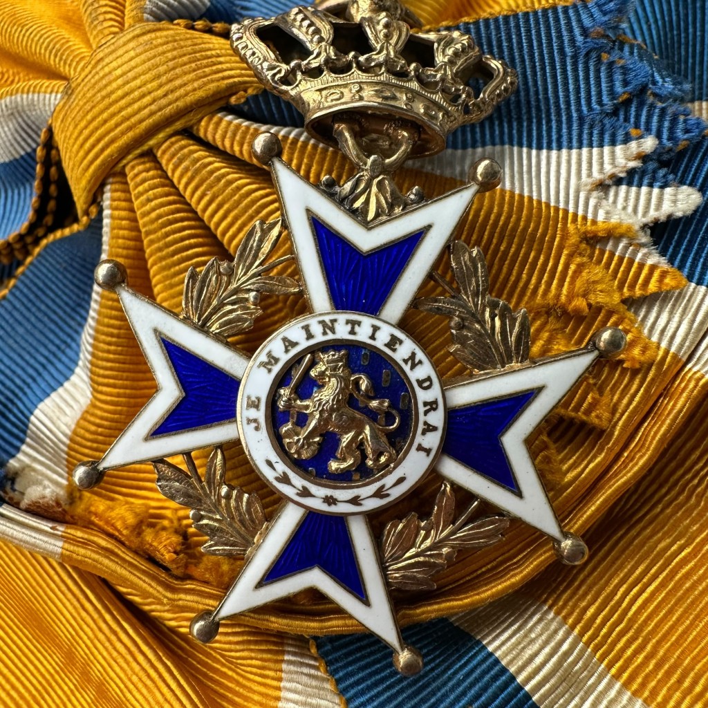 Origineel Nederlands Grootkruis Orde van Oranje-Nassau civiele uitvoering jaren 1950, zilver verguld juweel met wit en blauw emaille, koninklijke kroon en medaillon met Nederlandse leeuw “Je Maintiendrai”, brede oranje moiré sjerp met blauwe en witte biezen en rozet, hoge Nederlandse ridderorde, zeldzame koninklijke onderscheiding voor faleristiek en onderscheidingen verzamelaars.