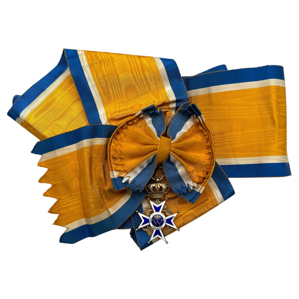 Origineel Nederlands Grootkruis Orde van Oranje-Nassau civiele uitvoering jaren 1950, zilver verguld juweel met wit en blauw emaille, koninklijke kroon en medaillon met Nederlandse leeuw “Je Maintiendrai”, brede oranje moiré sjerp met blauwe en witte biezen en rozet, hoge Nederlandse ridderorde, zeldzame koninklijke onderscheiding voor faleristiek en onderscheidingen verzamelaars.
