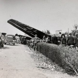 Meidagen 1940 foto van neergestort Duits vliegtuig in de omgeving van Rotterdam/Delft, met Nederlandse militairen en burgers bij het wrak tijdens de Duitse inval in Nederland – originele 9 x 6 cm Tweede Wereldoorlog foto, verzamelobject voor liefhebbers van mei 1940 fotografie.