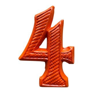 Dit originele metalen eenheidscijfer “4” voor de Nederlandse veldmuts dateert uit de periode vóór 1940 en is een authentiek uniformonderdeel van het vooroorlogse Nederlandse leger.