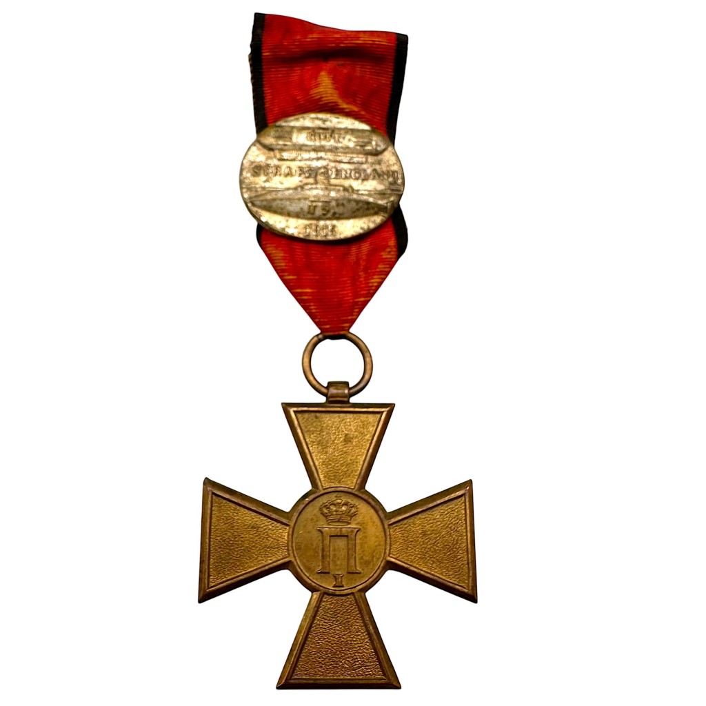 Originalna srpska spomen-medalja Balkanskih ratova 1913, bronzani krst sa monogramom kralja Petra I, vrpca sa kopčom „Gott strafe England 1915“, kolekcionarska militarija.