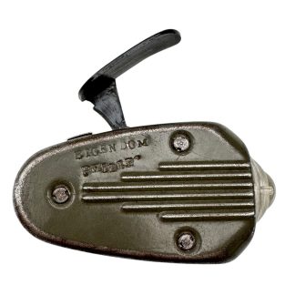 Originele Nederlandse WO2 knijpkat zaklamp geproduceerd door het Philipskommando Kamp Vught – metalen behuizing met geribbelde zijkanten en inklapbare knijphendel, gemerkt “EIGEN DOM PHILIPS” en “Made in Holland 2,5 Volt”, werkende dynamo zaklamp uit de Tweede Wereldoorlog, zeldzaam verzamelobject voor verzamelaars van knijpkatten en Nederlandse oorlogsmilitaria.