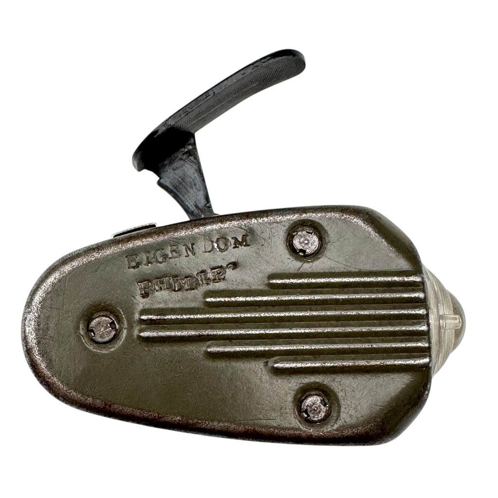 Originele Nederlandse WO2 knijpkat zaklamp geproduceerd door het Philipskommando Kamp Vught – metalen behuizing met geribbelde zijkanten en inklapbare knijphendel, gemerkt “EIGEN DOM PHILIPS” en “Made in Holland 2,5 Volt”, werkende dynamo zaklamp uit de Tweede Wereldoorlog, zeldzaam verzamelobject voor verzamelaars van knijpkatten en Nederlandse oorlogsmilitaria.