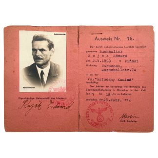 Oryginalny Ausweis Nr. 76 z okresu II wojny światowej, wydany w Warszawie 25 lutego 1944 r. na nazwisko Edward Rojek, buchalter, zam. Warszawa ul. Marszałkowska 74; dokument z fotografią, podpisem własnoręcznym, pieczęciami niemieckiej administracji budowlanej oraz przedłużeniami ważności – rzadki dokument okupacyjny Generalnego Gubernatorstwa dla kolekcjonerów militariów i dokumentów WW2.