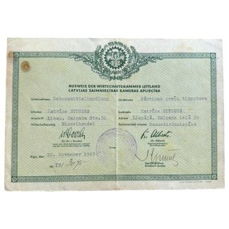 Oriģināls 1943. gada Ausweis der Wirtschaftskammer Lettland dokuments – vācu okupācijas laika uzņēmējdarbības atļauja izsniegta Katrīnei Bitnerei, pārtikas veikala īpašniecei Liepājā (Kalpaka iela 39), ar zīmogiem un parakstiem – autentisks Otrā pasaules kara kolekcionāru priekšmets no okupētās Latvijas.