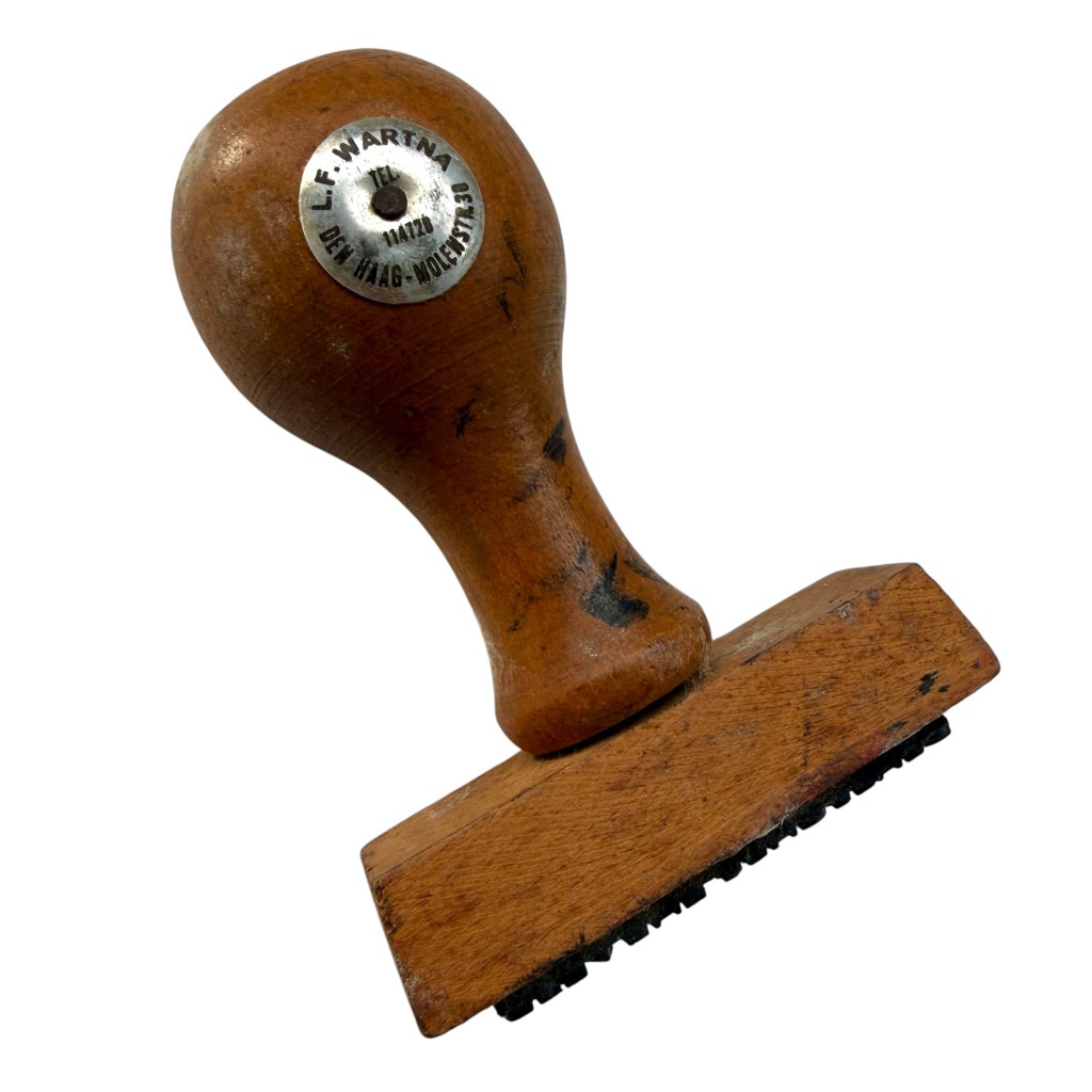Alt-tekst: Originele houten WOII stempel “DEUTSCHES THEATER in den Niederlanden” met houten handvat en rubberen stempelblok, zeldzaam Duits bezettingsmemorabilia en historisch administratief object voor verzamelaars van Tweede Wereldoorlog en Nederlandse bezettingsgeschiedenis.