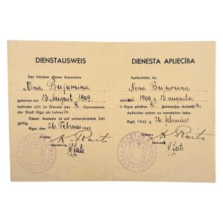 Oriģināls Dienstausweis / Dienesta apliecība no 1942. gada, izsniegta Rīgā Nina Brujmina – 8. Rīgas ģimnāzijas skolotāja, ar parakstiem un zīmogu; autentisks Otrā pasaules kara vācu okupācijas laika dokuments kolekcionāriem.