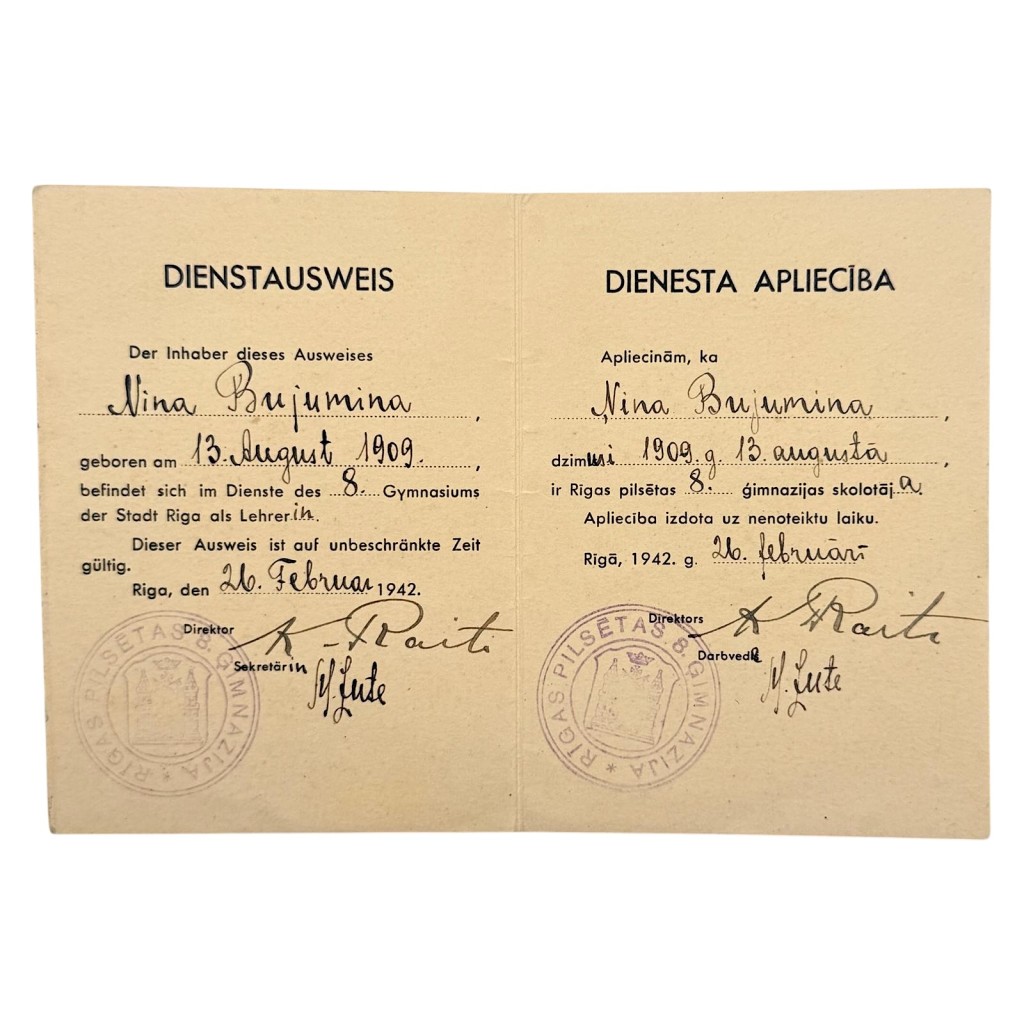 Oriģināls Dienstausweis / Dienesta apliecība no 1942. gada, izsniegta Rīgā Nina Brujmina – 8. Rīgas ģimnāzijas skolotāja, ar parakstiem un zīmogu; autentisks Otrā pasaules kara vācu okupācijas laika dokuments kolekcionāriem.