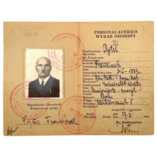 Oryginalny niemiecki Personalausweis / Dowód osobisty z okresu okupacji niemieckiej, wydany w Stadt Cholm (Chełm) 24 grudnia 1940 r. na nazwisko Franciszek Pytel, z fotografią, podpisem właściciela oraz czerwonymi stemplami urzędowymi – rzadki dokument tożsamości z Generalnego Gubernatorstwa, unikat kolekcjonerski dla kolekcjonerów dokumentów z II wojny światowej.