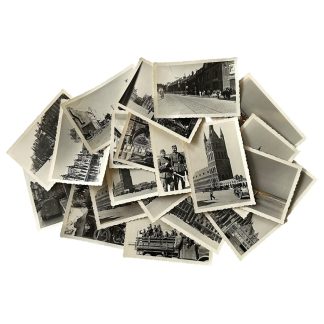 Set van 23 originele Duitse foto’s uit 1940 van de inval in België, met opnamen van Ieper (Ypres), Duitse troepen en voertuigen in de stad, neergestort vliegtuig op het strand, veldgraf met bajonet en oorlogstaferelen aan de Belgische kust – historische Tweede Wereldoorlog fotografie voor verzamelaars.