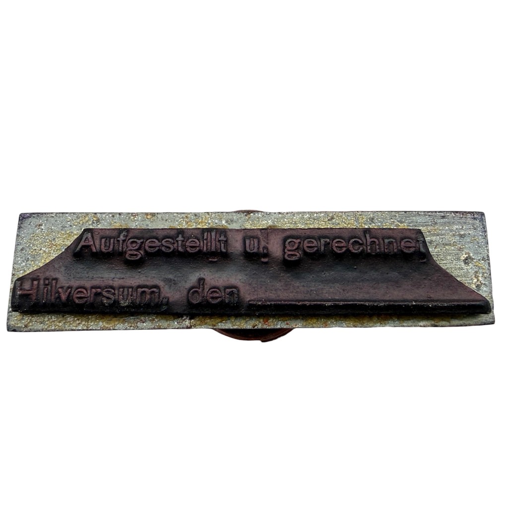 Originele Duitse WO2 stempel uit Hilversum met houten handgreep en metalen plaat, opschrift “Aufgestellt u. gerechnet”, authentiek bezettingsadministratie object 1940–1945, zeldzame Tweede Wereldoorlog militaria voor verzamelaars.