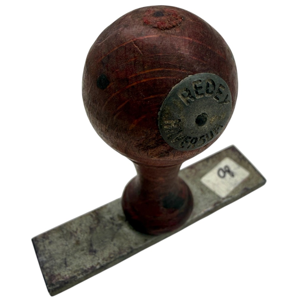 Originele Duitse WO2 stempel uit Hilversum met houten handgreep en metalen plaat, opschrift “Aufgestellt u. gerechnet”, authentiek bezettingsadministratie object 1940–1945, zeldzame Tweede Wereldoorlog militaria voor verzamelaars.