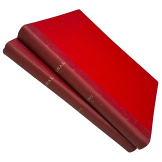 Edición en español de la revista Signal de 1943, colección anual completa encuadernada en dos tomos en tela roja con título dorado en el lomo – publicación propagandística alemana original de la Segunda Guerra Mundial que incluye cobertura del Frente Oriental, unidades de artillería, operaciones militares, figuras políticas y abundante fotografía de guerra en blanco y negro y en color, altamente coleccionable para coleccionistas de revistas de la Segunda Guerra Mundial en español y militaria histórica.