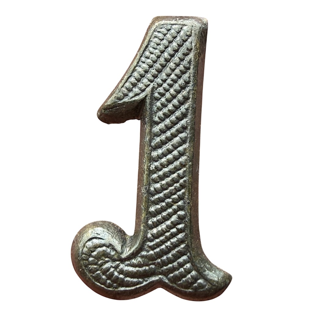 Originele Pre 1940 Nederlands leger metalen '1' eenheid embleem voor veldmuts