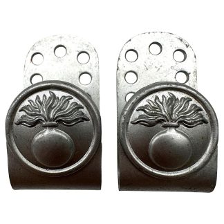 Originele metalen koppelhaken Nederlandse Schalkhaar Politie Tweede Wereldoorlog, set van twee stalen uniform riemhaken