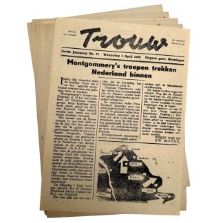 Originele Nederlandse verzetskrant Trouw van 4 april 1945, illegale ondergrondse uitgave verspreid in Groningen met kop “Montgomery’s troepen trekken Nederland binnen” – authentieke Tweede Wereldoorlog resistance newspaper, zeldzaam exemplaar voor verzamelaars van Nederlandse verzetskranten en WOII verzet memorabilia.