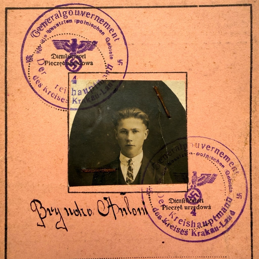 Niemiecki Grenzausweis z II wojny światowej Generalne Gubernatorstwo Kraków dokument graniczny ze zdjęciem i pieczęciami