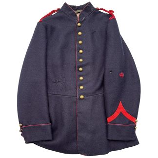 Nederlandse Korps Mariniers jas circa 1890-1910 met ankerknopen, donkerblauwe wol en rode biezen – historisch militair uniform voor verzamelaars van Nederlandse mariniers militaria.