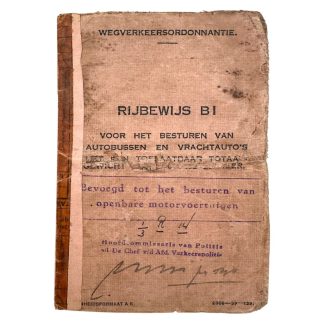 Origineel KNIL militaria rijbewijs 1940 Nederlands-Indië met militair pasfoto en stempels