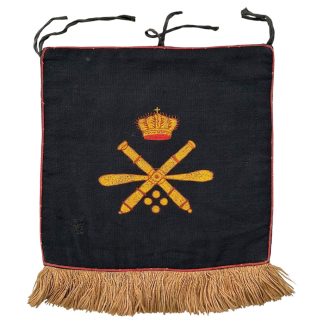 Origineel pre-1940 Nederlands leger trompetvaandel van de Luchtdoelartillerie met geborduurd artillerie-embleem en franje, mobilisatieperiode verzamelobject voor militaria verzamelaars.