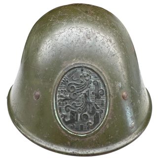Originele pre-1940 Nederlandse leger motorrijdershelm met leeuw-embleem, mobilisatieperiode stalen helm met leren binnenwerk en kinriem – zeldzaam militaria verzamelobject.