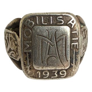 Deze originele Nederlandse zilveren mobilisatiering uit 1939 is een bijzonder historisch herinneringsobject uit de periode vlak voor het uitbreken van de Tweede Wereldoorlog.