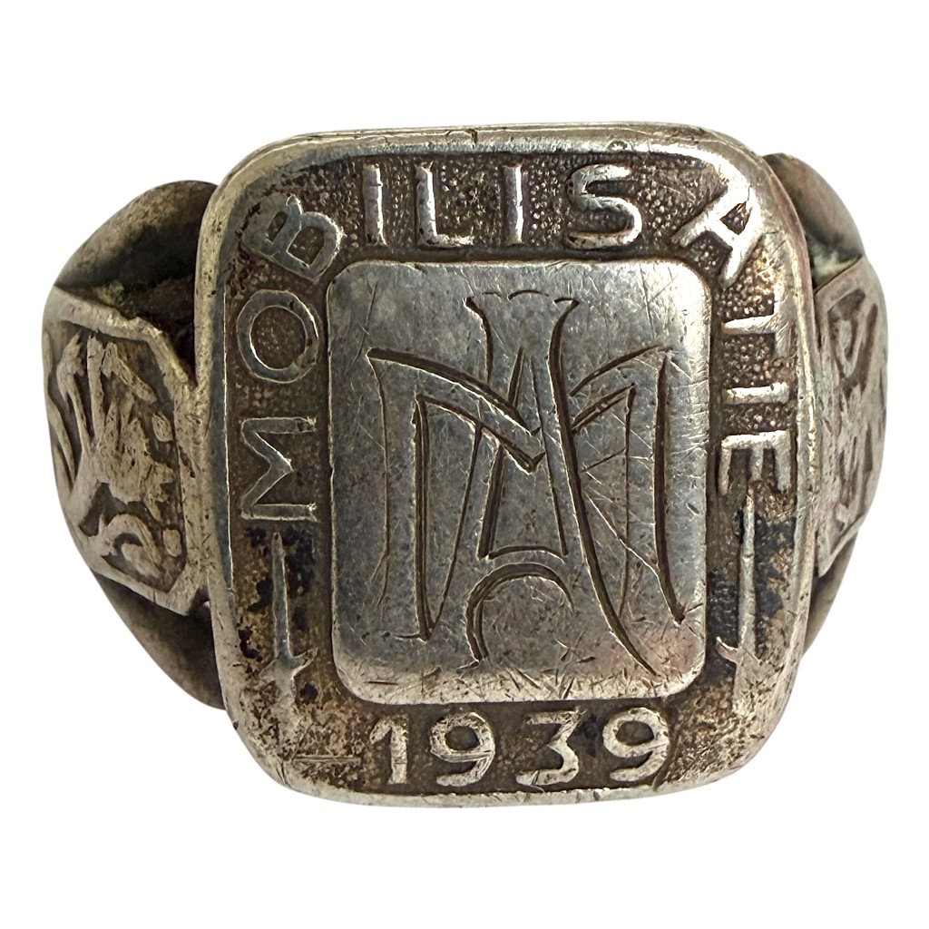 Deze originele Nederlandse zilveren mobilisatiering uit 1939 is een bijzonder historisch herinneringsobject uit de periode vlak voor het uitbreken van de Tweede Wereldoorlog.