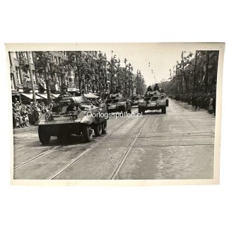 Originele bevrijdingsfoto Amsterdam 1945 Ceintuurbaan met geallieerde pantservoertuigen en publiek Tweede Wereldoorlog foto Lumière