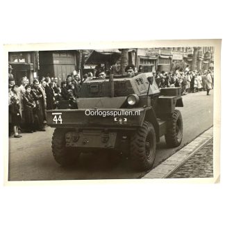 Originele bevrijdingsfoto Amsterdam 1945 geallieerd pantservoertuig in straat met publiek Tweede Wereldoorlog foto Lumière Amsterdam