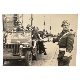 Originele bevrijdingsfoto Amsterdam 1945 burgers op geallieerde Jeep met militair en publiek Tweede Wereldoorlog foto Berlagebrug