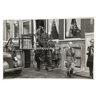 Originele bevrijdingsfoto Amsterdam 1945 met Prins Bernhard en Binnenlandse Strijdkrachten Gewest 10 SG WO2 verzetsfoto Nederland