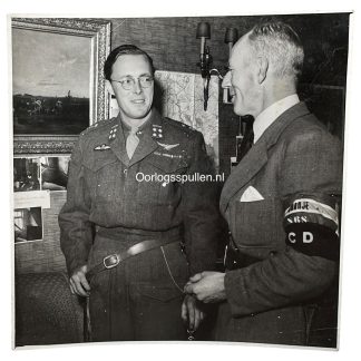 Originele bevrijdingsfoto 1945 Amsterdam Prins Bernhard met Binnenlandse Strijdkrachten Gewest 10 SG BS armband WO2 verzetsfoto