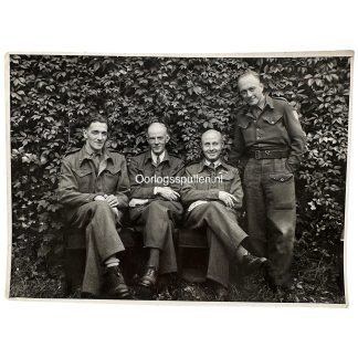 Originele 1945 bevrijdingsfoto Binnenlandse Strijdkrachten Gewest 10 SG Amsterdam met commandanten Overhoff en Roest van Limburg WO2 verzamelobject uit 1945