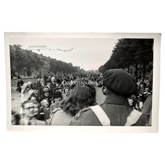 Originele Nederlandse bevrijdingsfoto Amsterdam 1945 juichende menigte geallieerde militair WO2 historische foto