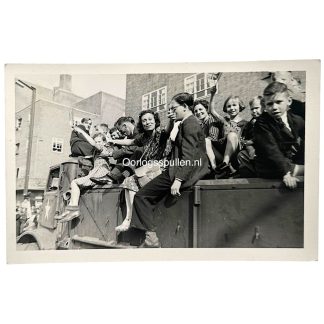 Originele Nederlandse bevrijdingsfoto Amsterdam 1945 burgers en kinderen op militair voertuig WO2 historische foto