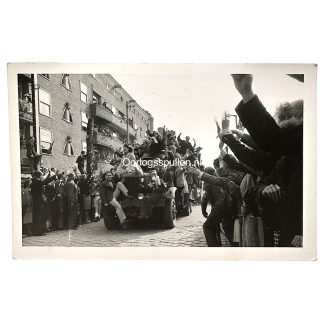 Originele Nederlandse bevrijdingsfoto Amsterdam 1945 geallieerd voertuig juichende menigte WO2 postkaart foto