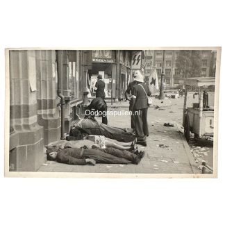 Originele foto schietpartij op de Dam Amsterdam 7 mei 1945 slachtoffers bevrijding Nederland WO2 historische foto Dam plein