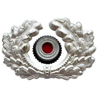 Originele WWII Duitse Wehrmacht kokarde met eikenbladkrans voor schirmmütze vizierpet. Historisch militair insigne voor militaria verzamelaars.