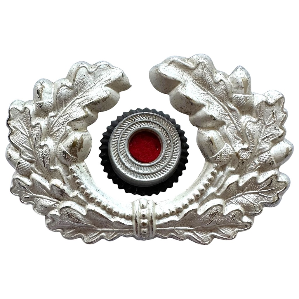 Originele WWII Duitse Wehrmacht kokarde met eikenbladkrans voor schirmmütze vizierpet. Historisch militair insigne voor militaria verzamelaars.