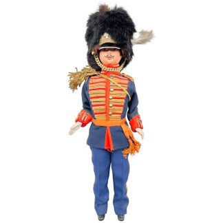 Originele jaren 30 Nederlandse leger grenadier pop van composiet met ceremonieel uniform en berenmuts, pre-1940 Koninklijk Nederlands Leger verzamelobject voor militaria verzamelaars.