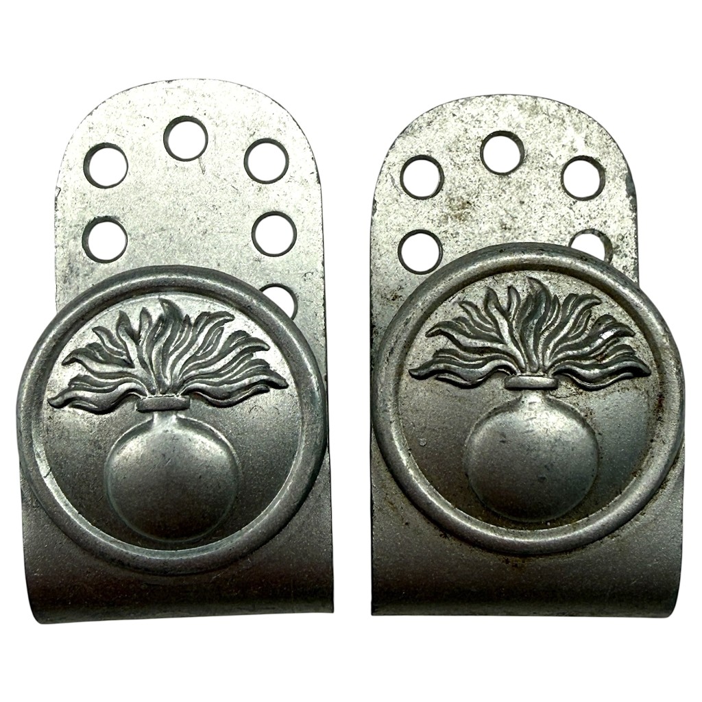 Originele WO2 Nederlandse Schalkhaar Politie metalen koppelhaken set met granaat embleem, politie uniform uitrusting Tweede Wereldoorlog