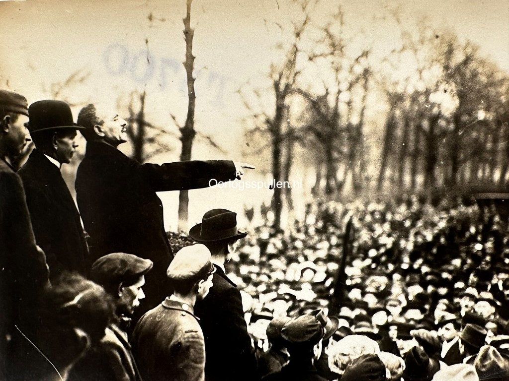 Original 1918-1919 German photo set of street fighting and political unrest in Berlin - Image 3