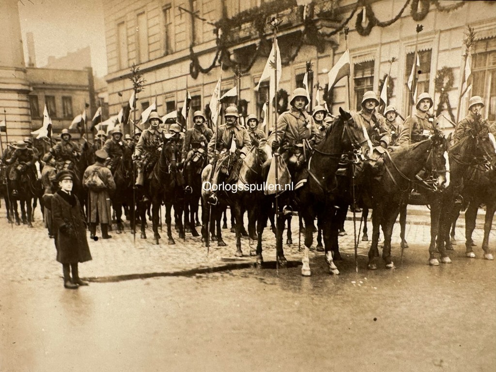Original 1918-1919 German photo set of street fighting and political unrest in Berlin - Image 4