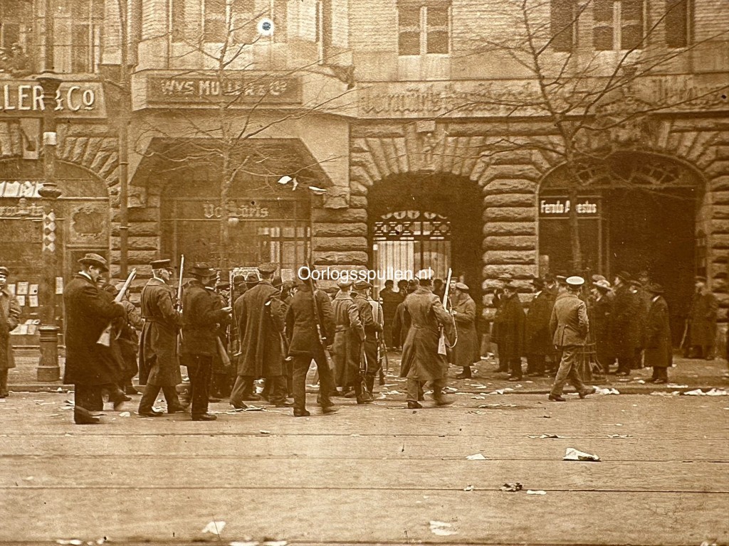 Original 1918-1919 German photo set of street fighting and political unrest in Berlin - Image 6