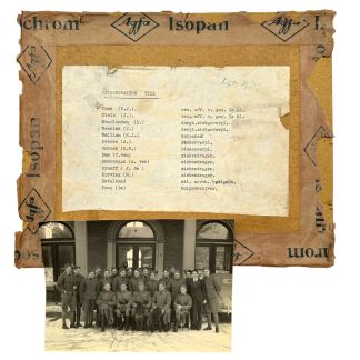 Originele pre 1940 Nederlands leger foto Tiel Afvoerstation groepsfoto militairen met getypte namenlijst