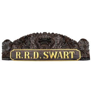 Originele KNIL bureau naamplaat R.R.D. Swart hout Nederlands-Indië 1945 1949 officier ornament gesneden militaire verzamelobject 40 x 14 cm.