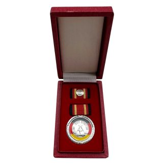 Originele DDR Verdienstmedaille in doosje Oost Duitsland met lint en baton Koude Oorlog onderscheiding